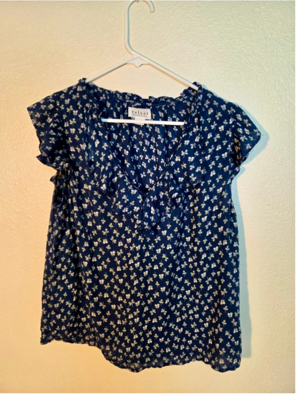 Velvet by Graham & Spencer Floral Ruffle V-Neck Blouse Blue White Size S W-166